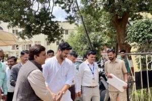 Hon. K.Gawade sir receiving Hon.Mahadik (3)